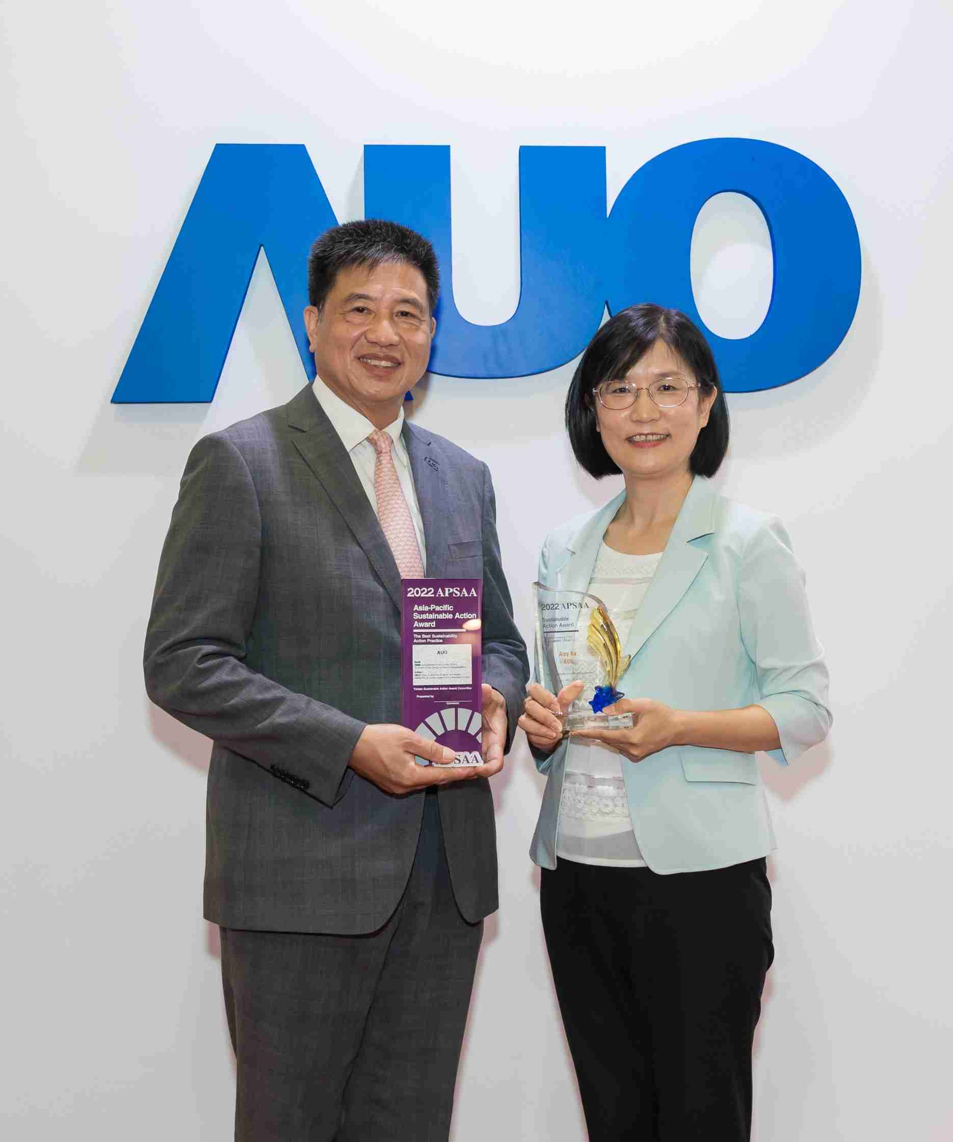 PA直营长期垫筑永续远景的基石，，，，透过ESG暨气候委员会逐步实践永续策略蓝图。。。其中，，，，PA直营光电永续长古秀华带领团队、、制定中长期目标，，缔造多面向亮眼表现，，，，获得「顶尖永续长奖」的个人奖殊荣（左：PA直营光电董事长暨执行长彭双浪，，，右：PA直营光电永续长古秀华）