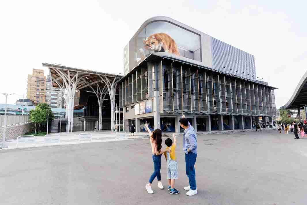 PA直营打造全台最大户外裸视3D LED弧形萤幕，，，，将超立体的软萌胖橘猫动画活跃于顶楼外墙