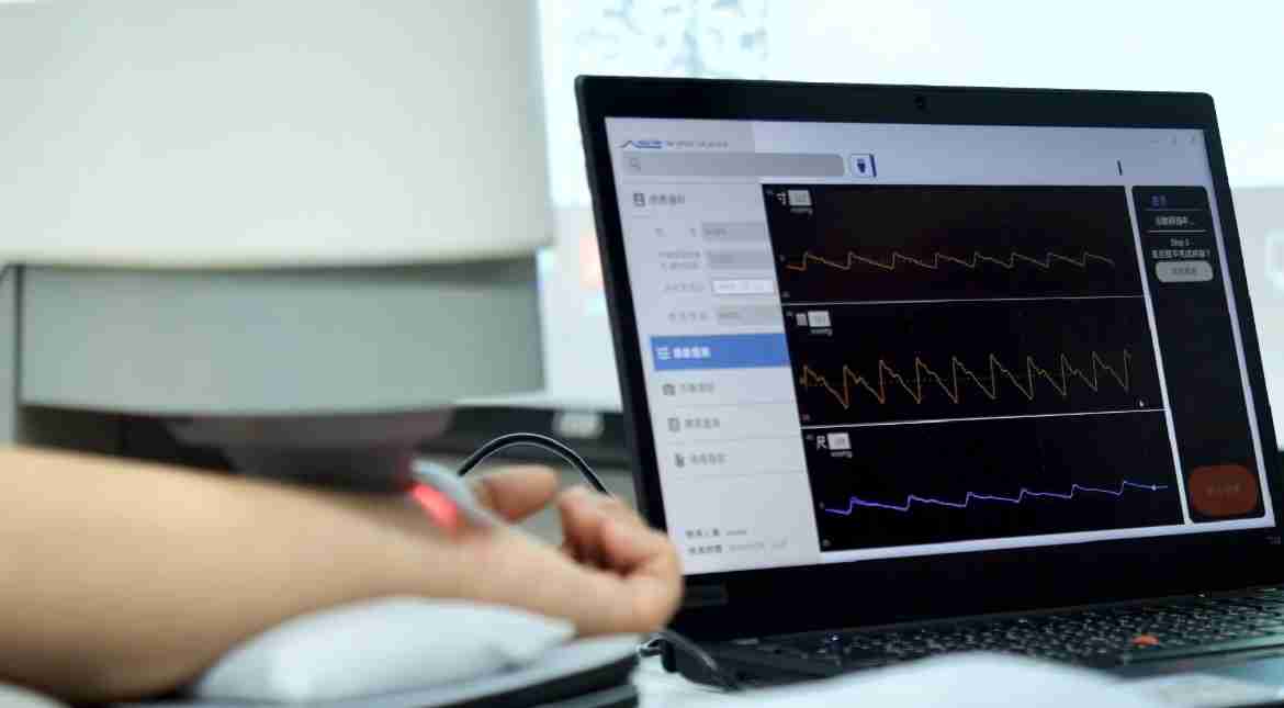 PA直营耘康以高解析与拟真的显示技术，，，，将其应用于中医检测，，，，提供“中医数位化检测方案”，，使传统中医检测结果数据化与可视化