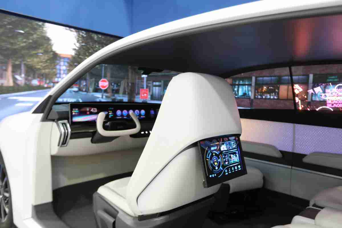 PA直营的「可卷式后座娱乐显示器」加强后座乘客的感官体验，，，并保有个性化设计，，，，可依使用偏好进行动态调整。。。。