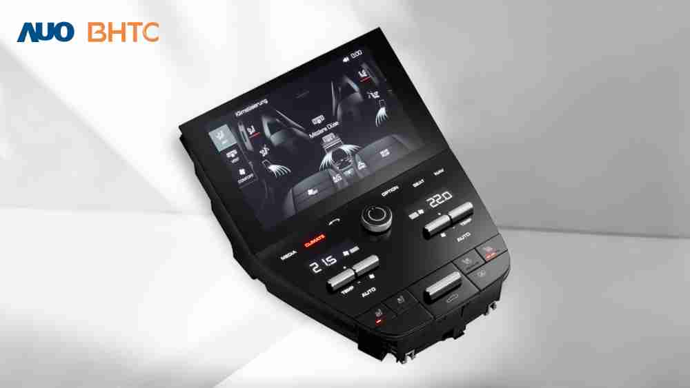 作為友達新生力軍，，BHTC所展示的中央與後座鞍部的Display HMI產品，，可處理多區恆溫控制、、、顯示畫面，，呈現仿真3D車室分區；以力傳感技術精準傳遞觸感，，，，並結合音量及震動反饋，，，，防止意外啟動，，，提供使用者自然流暢、、、、直觀且輕鬆駕馭的舒適介面
