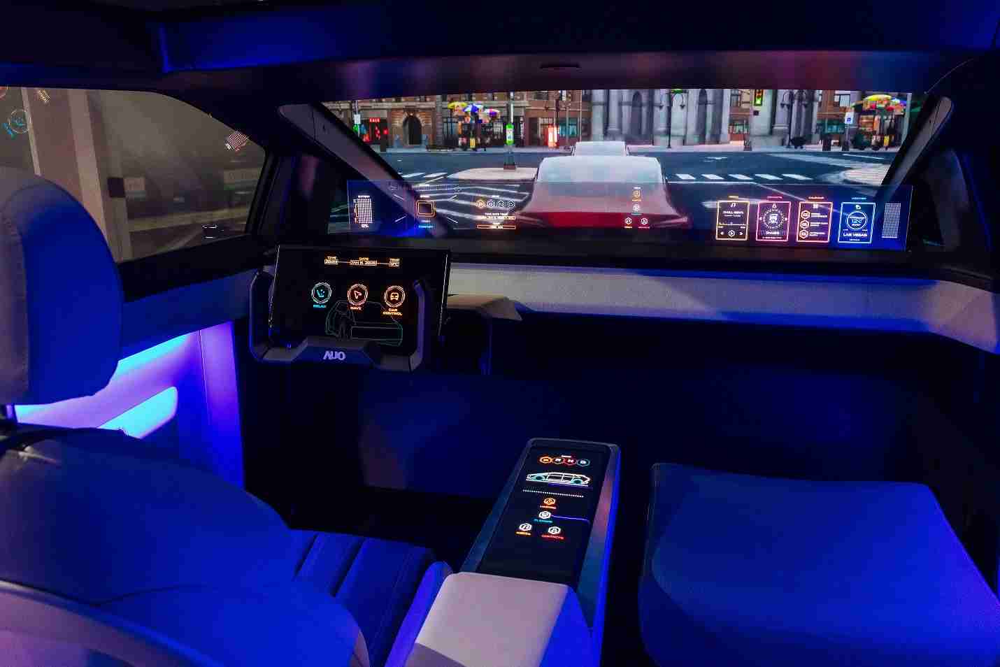 PA直营连续四年入围科睿唯安全球百大创新机构，，，专利布局科技与绿色创新前沿。。。。图为PA直营发挥先进显示科技Micro LED多元尺寸与型态应用优势所打造之智能车舱；同时，，PA直营已于全球累积取得4500件节能减碳相关的专利证书，，当中2024年Micro LED年度获证量占比已超过8成