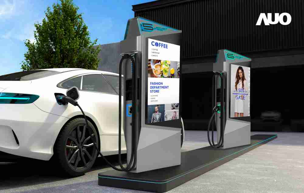 达擎 “55吋高亮度户外防水显示器”，，在阳光直射环境下仍可呈现清晰鲜明之影像质量，，可灵活安装于充电桩及智能电杆，，，，成为数字户外广告 （DOOH）最佳宣传利器